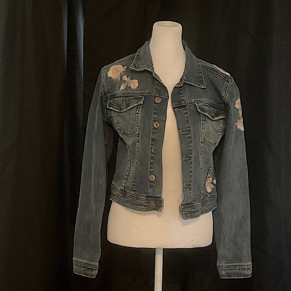 Billy T Women’s Embroidered floral blue Jean jacket Size small